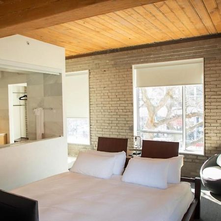 Hotel Ocho Торонто Экстерьер фото
