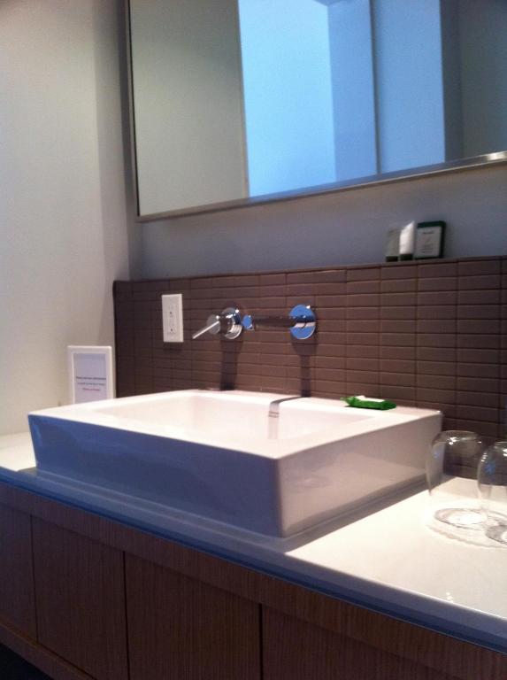 Hotel Ocho Торонто Экстерьер фото