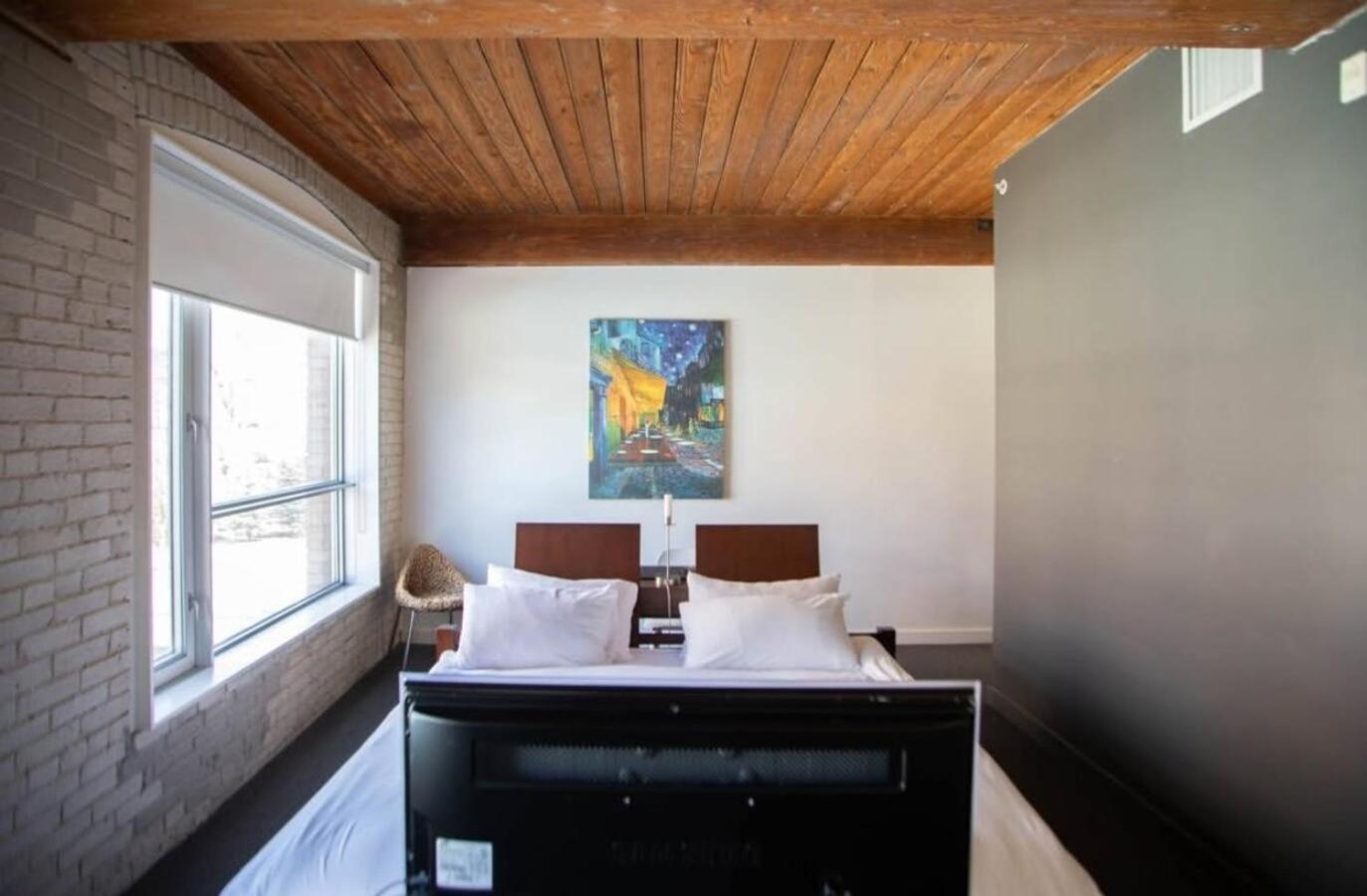 Hotel Ocho Торонто Экстерьер фото